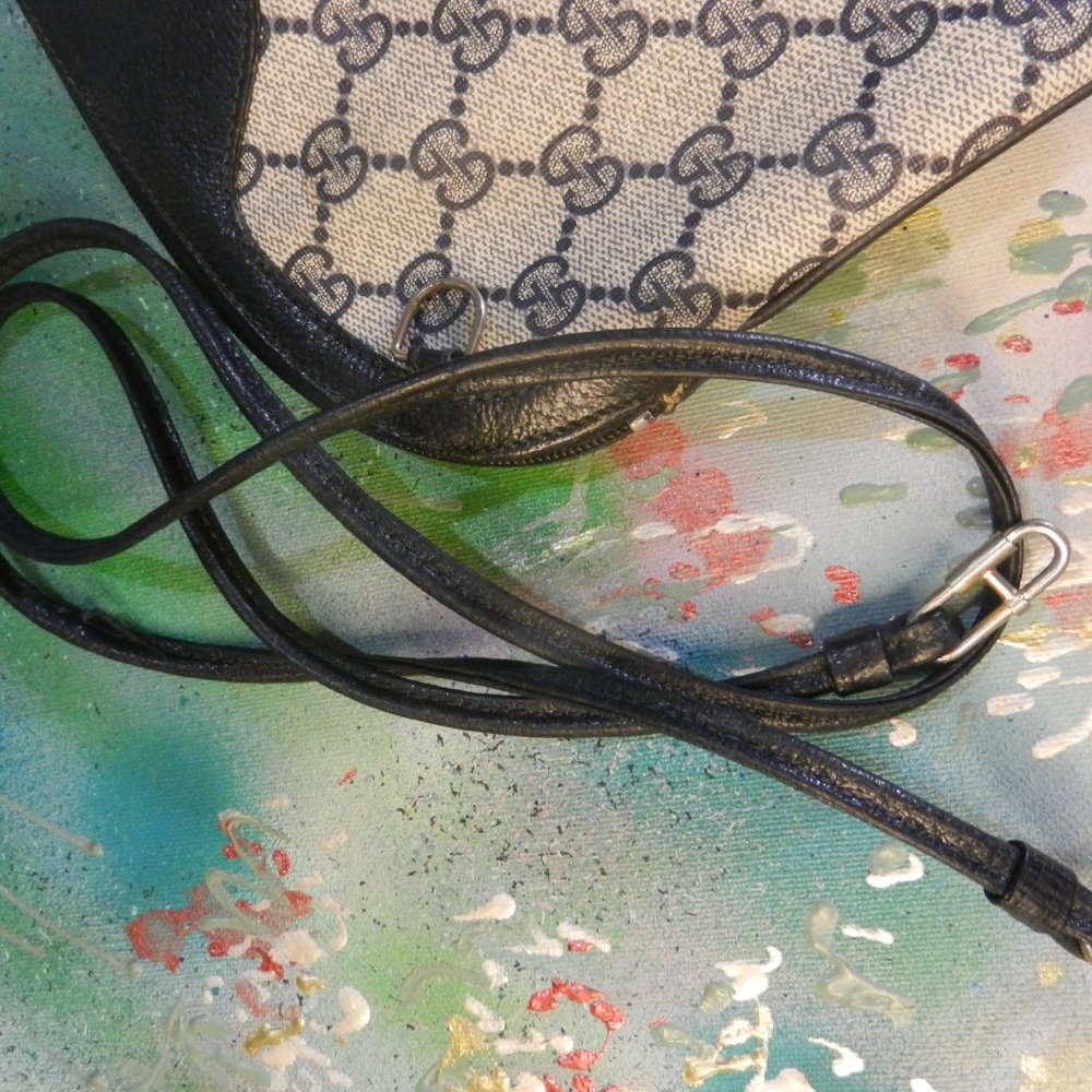 Gucci VTG collectible crossbody purse cream navy logo canvas curved shoulder bag - Picture 13 of 16